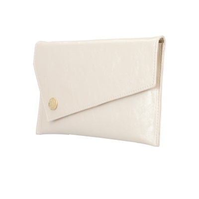 Carteira branca tipo envelope com botão dourado