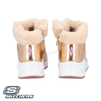Ténis Skechers dourados com pelúcia bege vistos de trás