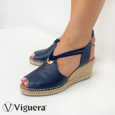 Sandálias de cunha em pele azul marinho com salto trançado e detalhe dourado