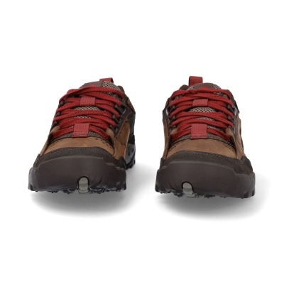 Sapatos de caminhada castanhos com atacadores vermelhos em fundo branco