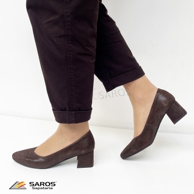 Sapatos de salto médio castanhos escuros com textura e calças cáqui escuras