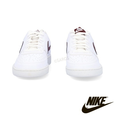 Sapatilhas Nike brancas com detalhes em vermelho vinho vistas de frente