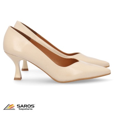Sapatos de salto alto cor bege clara com bico fino e salto curvo