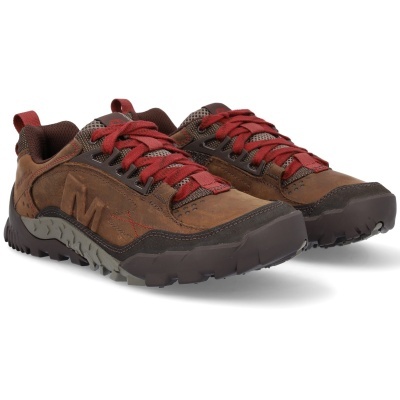 Sapatilhas castanhas em pele com atacadores vermelhos e sola robusta