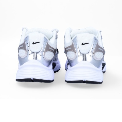 Sapatilhas desportivas brancas com detalhes prateados e logótipo Nike preto na parte traseira.