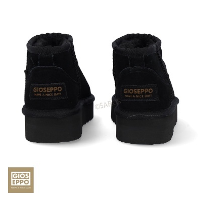 Botins pretos de camurça GIOSEPPO vistos de trás com etiqueta castanha