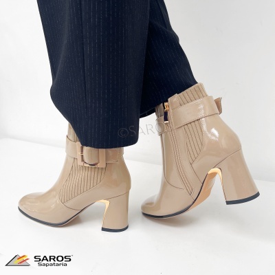 Botins femininos bege em verniz com salto largo e detalhes metálicos