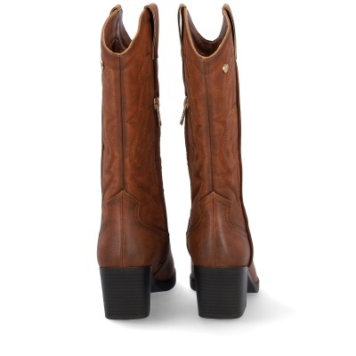 Botas castanhas de couro com salto quadrado