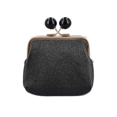 Carteira pequena preta com fecho metálico e bolas pretas grandes no topo