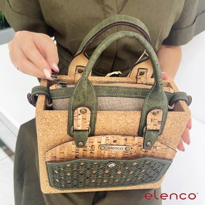 Mala pequena de cortiça com alças verdes e bolsos frontais com padrão recortado