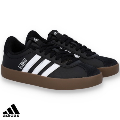 Sapatilhas Adidas negras com riscas brancas e sola castanha