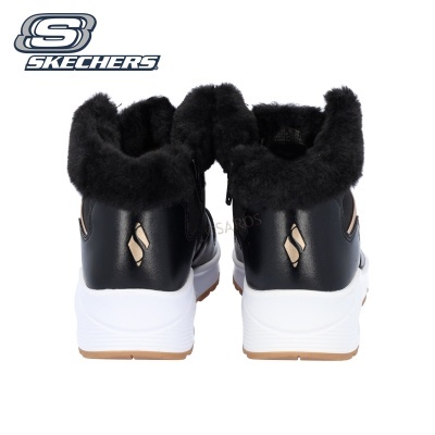 Sapatilhas Skechers pretas com solado branco e interior felpudo