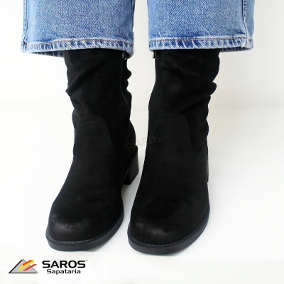 Botas pretas em camurça com salto médio e calças de ganga azul clara