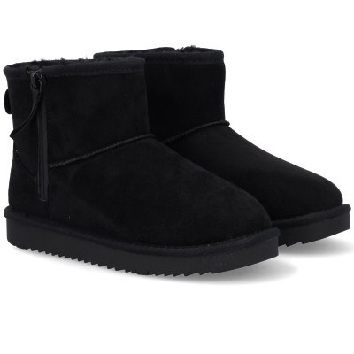 Botas pretas de cano curto em camurça com interior forrado a pelo e fecho lateral.
