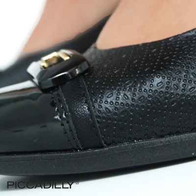 Sapato feminino preto com textura de bolinhas e fivela preta e dourada