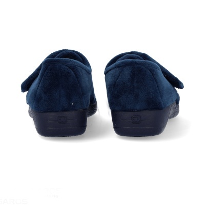 Chinelos masculinos azuis escuros vistos de trás