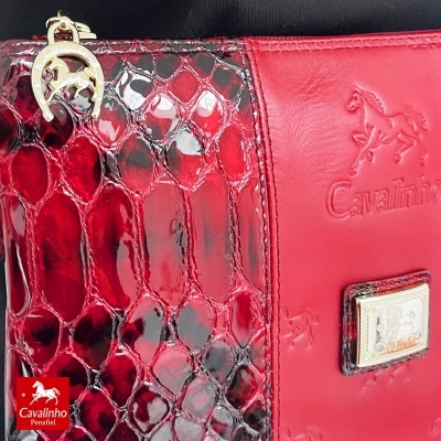 Mala vermelha Cavalinho com padrão de pele de cobra e detalhes em pele lisa