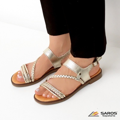 Sandálias femininas douradas com tiras trançadas e sola castanha