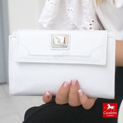 Carteira branca de pele texturizada com fecho e placa metálica da Cavallinho
