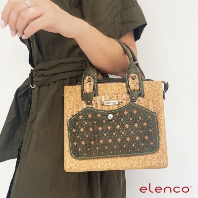 Mala de mão em cortiça castanha e bolso verde com padrão geométrico