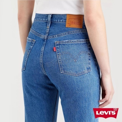 Calças de ganga azuis Levi's com etiqueta de couro e bolso traseiro com etiqueta vermelha
