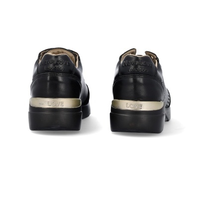 sapatos pretos em couro New Love London com detalhe metálico dourado LOVE
