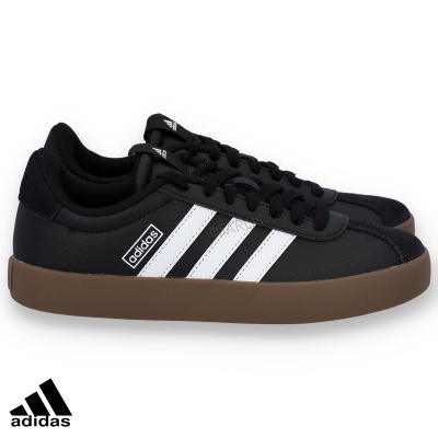 Ténis Adidas pretos com riscas brancas e sola castanha