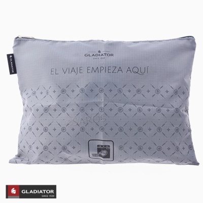 Necessaire cinzenta com padrão geométrico e texto 'EL VIAJE EMPIEZA AQUÍ'