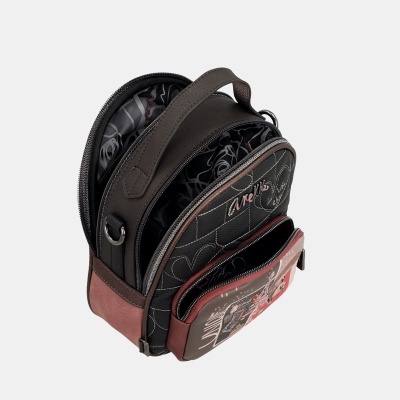 Bolsa pequena preta e castanha com padrão de corações e bolso frontal