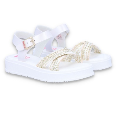 Sandálias brancas com tiras entrelaçadas bege e branca e fivela dourada