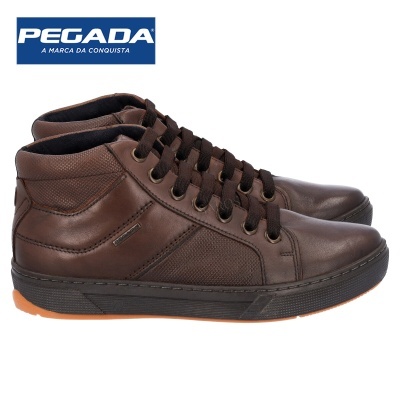 Sapatilhas masculinas castanhas PEGADA com atacadores e sola de borracha.