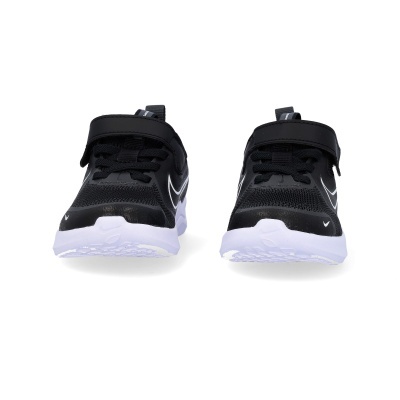 Par de sapatilhas desportivas infantis pretas com sola branca e detalhes em branco