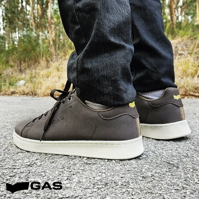 Sapatos masculinos GAS em pele castanha com sola branca em ambiente exterior