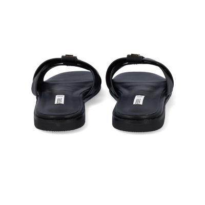 Par de chinelos pretos com tiras e fivela, vista traseira