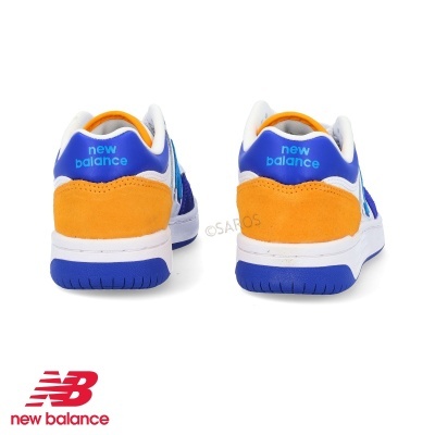 Sapatilhas desportivas New Balance azuis, laranja e brancas vistas de trás
