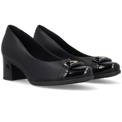 Sapatos de salto médio em pele preta com biqueira em verniz e fivela dourada
