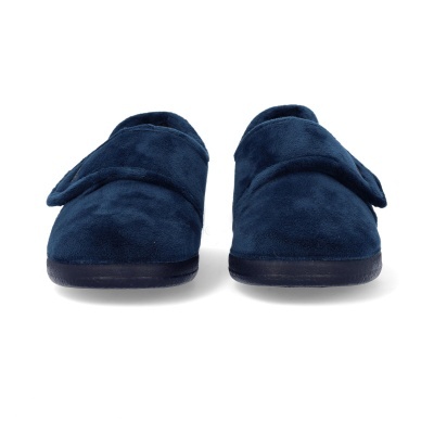 Chinelos azuis escuros com fecho em velcro sobre fundo branco