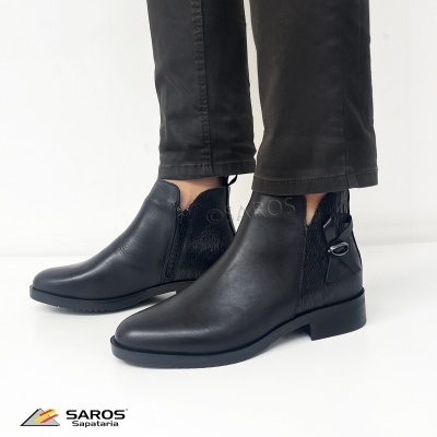 Botas pretas em pele com detalhe texturizado e laço decorativo