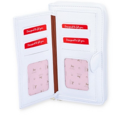 Carteira branca aberta com compartimentos interiores em rosa e texto vermelho