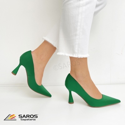 Sapatos de salto alto verdes com bico fino
