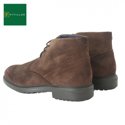 Botins castanho escuro em camurça com sola preta e atacadores