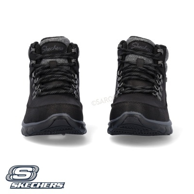 Ténis pretos Skechers vistos de frente sobre fundo branco