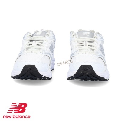 Par de sapatilhas brancas New Balance vistas de frente
