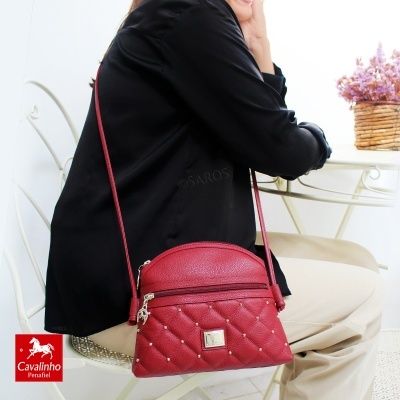 Mala vermelha acolchoada com tachas metálicos e alça fina