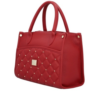 Mala vermelha em pele com tachas douradas e emblema metálico