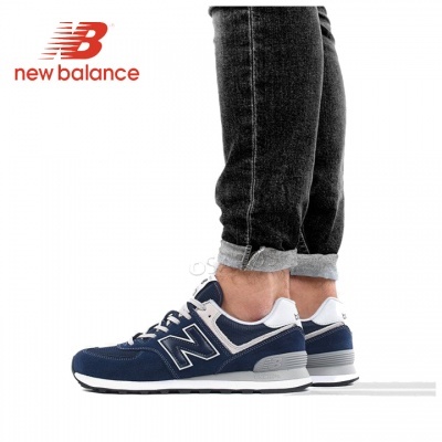 Ténis New Balance azul, cinza e branco com logótipo New Balance vermelho em fundo branco