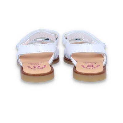 Sandálias brancas de couro com sola bege clara e fecho de velcro
