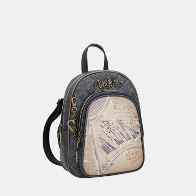 Mochila pequena preta com bolso frontal decorado e nome Anekke