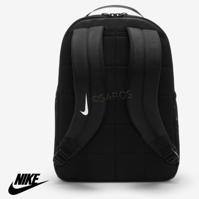 Mochila preta Nike vista de trás com alças acolchoadas e logotipo branco