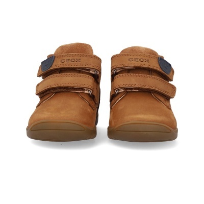 Sapatos infantis Geox castanhos com velcro em fundo branco